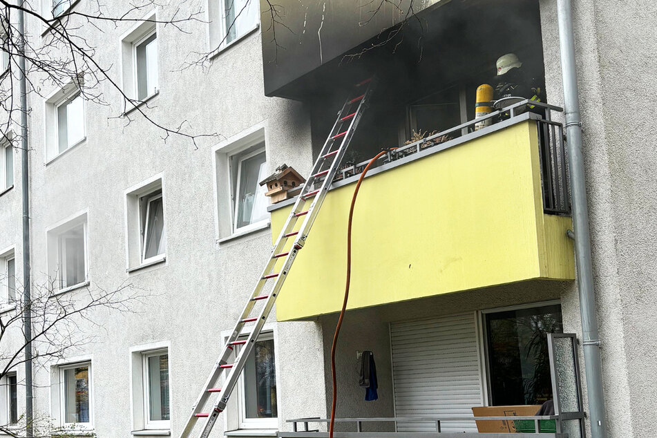 München: Schwarzer Rauch zieht in Laim durch Straße! Münchner Feuerwehr eilt zu Balkonbrand