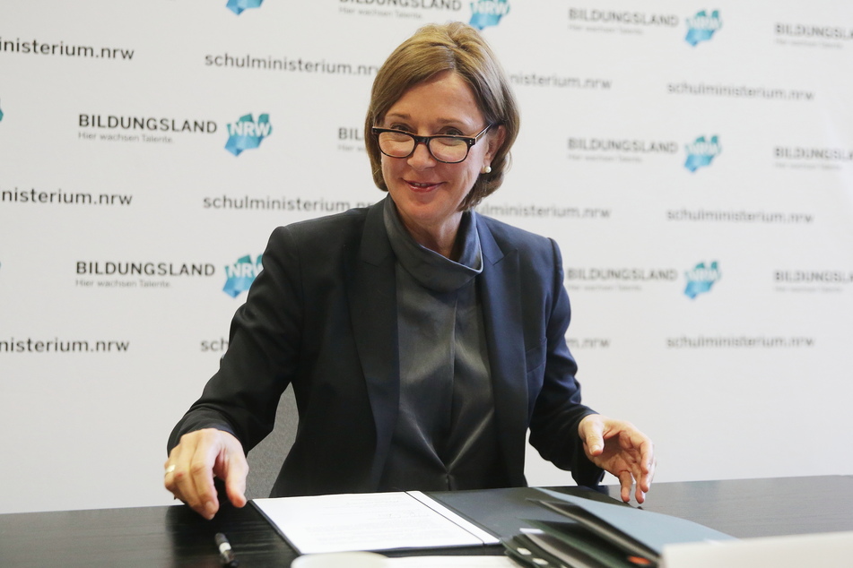 Schulministerin Yvonne Gebauer (FDP) kann einen Monat nach den Schulöffnungen in NRW keine unkontrollierten Corona-Infektionen feststellen.