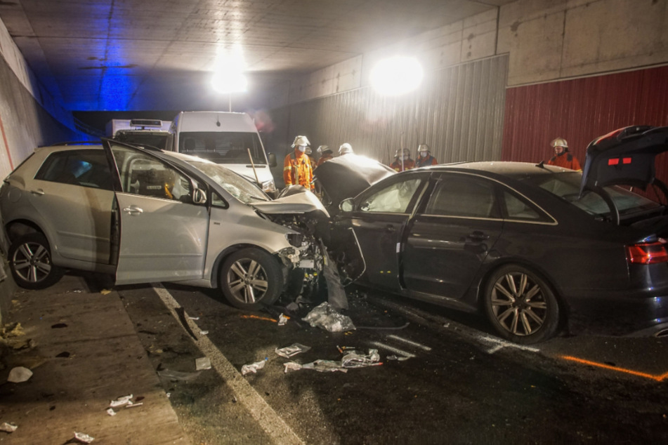 Die zwei Autofahrer krachten frontal zusammen.