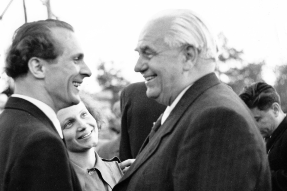DDR-Präsident Wilhelm Pieck und der fesche FDJ-Chef Erich Honecker, der bereits 1950 seine Frau mit der Margot (Mi.) betrog.