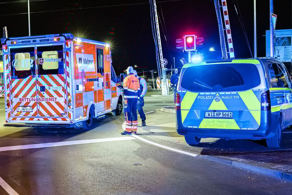 Unfall am Bahnübergang Oeserstraße in Frankfurt-Nied: Zwei Menschen wurden schwer verletzt, die Straße wurde gesperrt.