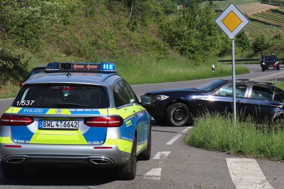 Der verunglückte Wagen landete auf dem Grünstreifen.