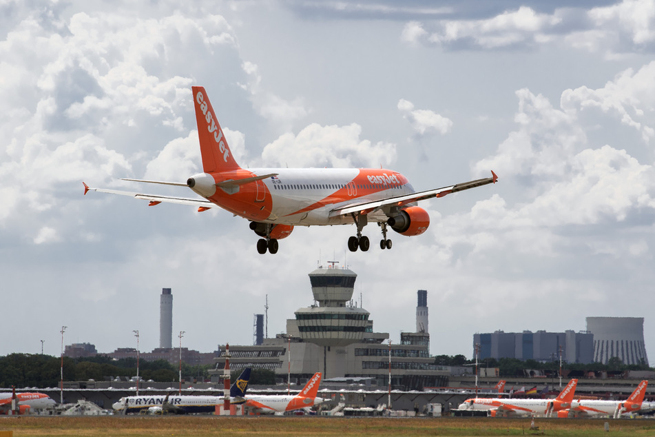 Ein Flugzeug der Fluggesellschaft easyJet landet auf dem Flughafen Tegel.