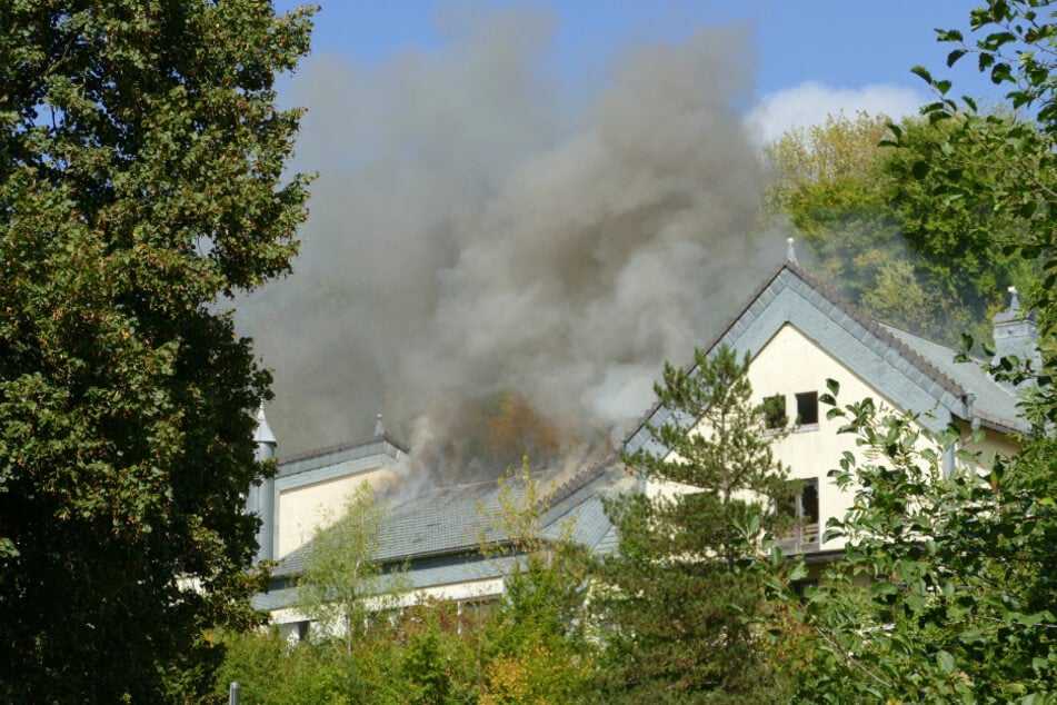 Das Gebäude soll seit mehreren Jahren leer stehen. Wie es zu dem Feuer kommen konnte, ist aber unklar.