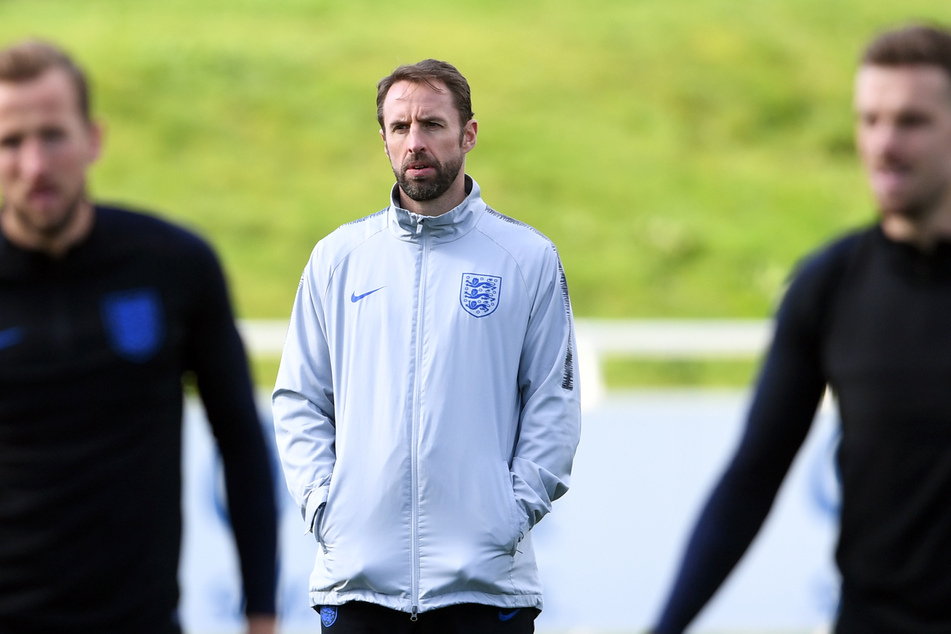 Der Trainer der englischen Nationalmannschaft Gareth Southgate (M.) könnte mit seinem Team am kommenden Mittwoch nach Deutschland auswieichen.