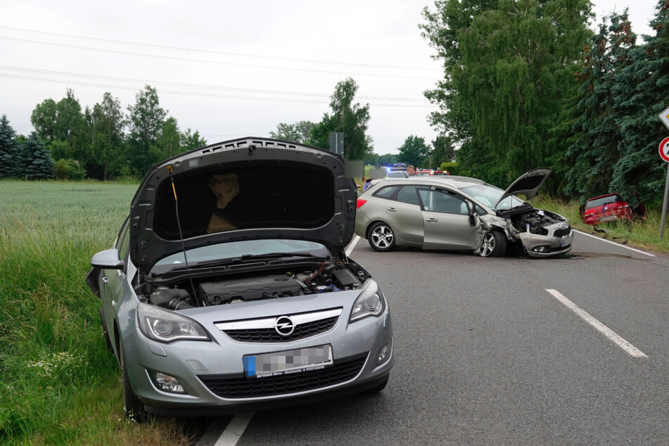 Crash auf der S200 am Dienstagabend: Ein Kia-Fahrer krachte mit einem Opel zusammen. Ein VW kollidierte daraufhin mit den beiden Autos und landete im Straßengraben.