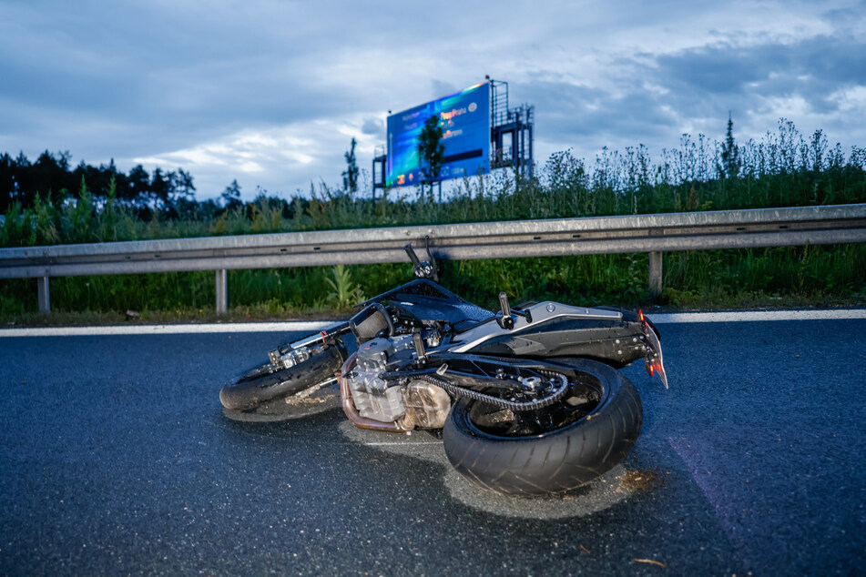 Die Maschine des Verstorbenen liegt an der Unfallstelle am Boden.