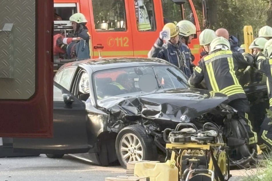 Schwerer Frontalcrash! Zwei Personen eingeklemmt, eine schwebt in Lebensgefahr