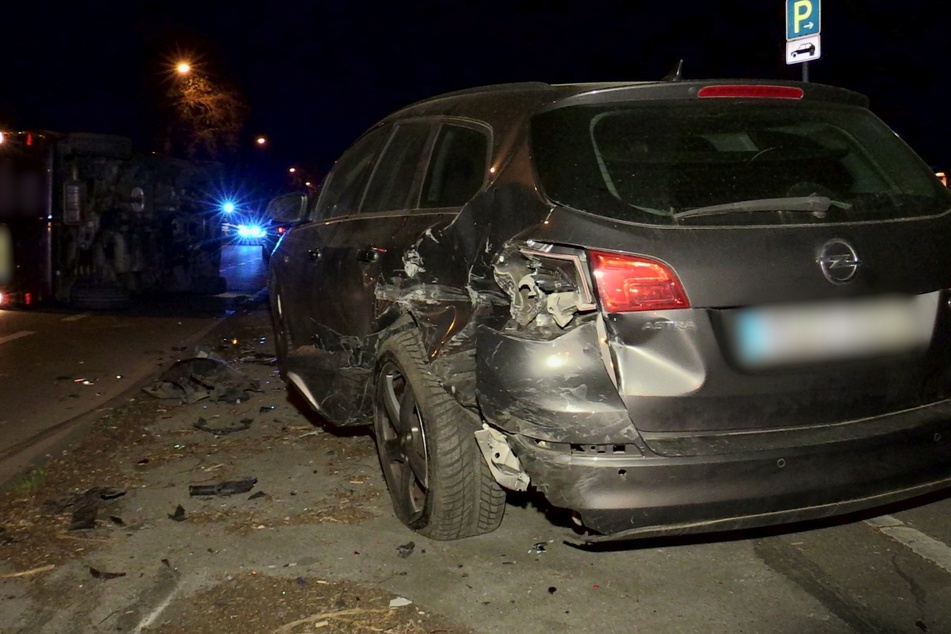 Der Opel Astra wurde bei dem Unfall in Langenfeld (Kreis Mettmann) erheblich beschädigt.