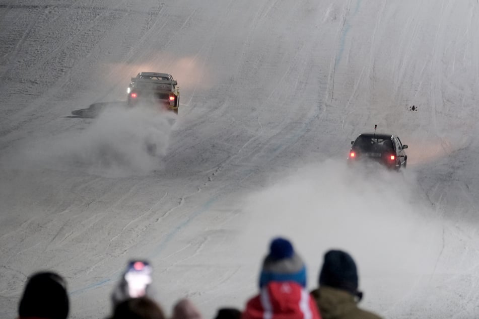 Beim "RD48 Ice King Battle" heizen die Teilnehmer mit Rennautos eine schwarze Ski-Piste hoch.