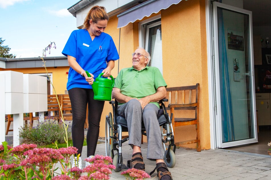 Engagierte Pflegekräfte kümmern sich mit viel Herz um die Bewohner.