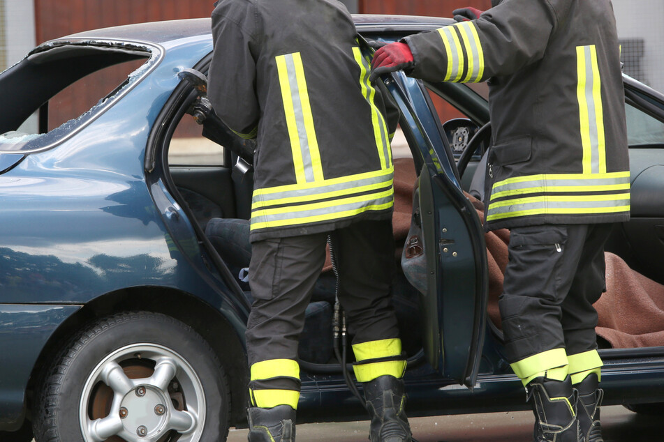 Die Feuerwehr war im Einsatz, um bei einem Brand und einem Autounfall zu helfen. (Symbolbild)