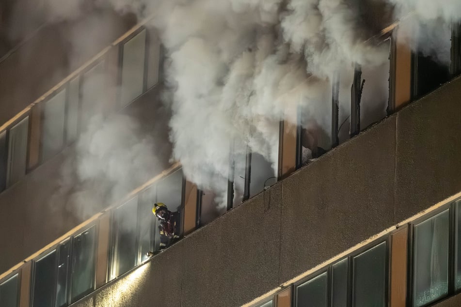 Das Feuer war in den Büroräumen des Gebäudes ausgebrochen. Flammen traten aus den Fenstern, der Rauch war weithin sichtbar.