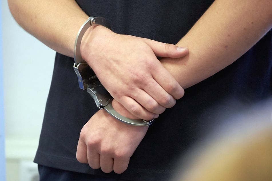 Mann missbraucht Mädchen (12) und spricht von "Beziehung"