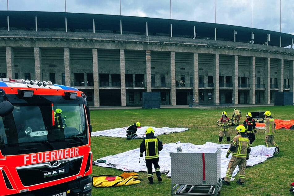 Einsatzkräfte der Berliner Feuerwehr haben am Samstag die Errichtung eines Behandlungsplatzes am Berliner Olympiastadion geprobt.