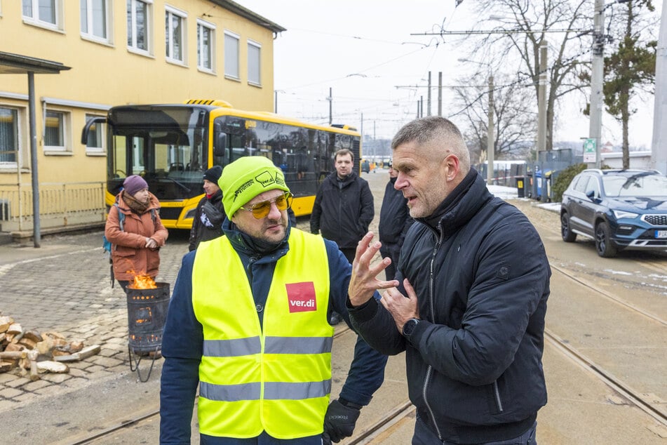 Richard Veldung (39, l.) unterhielt sich mit DVB-Vorstand Lars Seiffert (56) über die aktuellen Forderungen.
