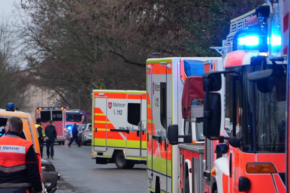 Das Rettungswesen war vor Ort. Der Bewohnerin der Brandwohnung geht es den Umständen entsprechend gut.