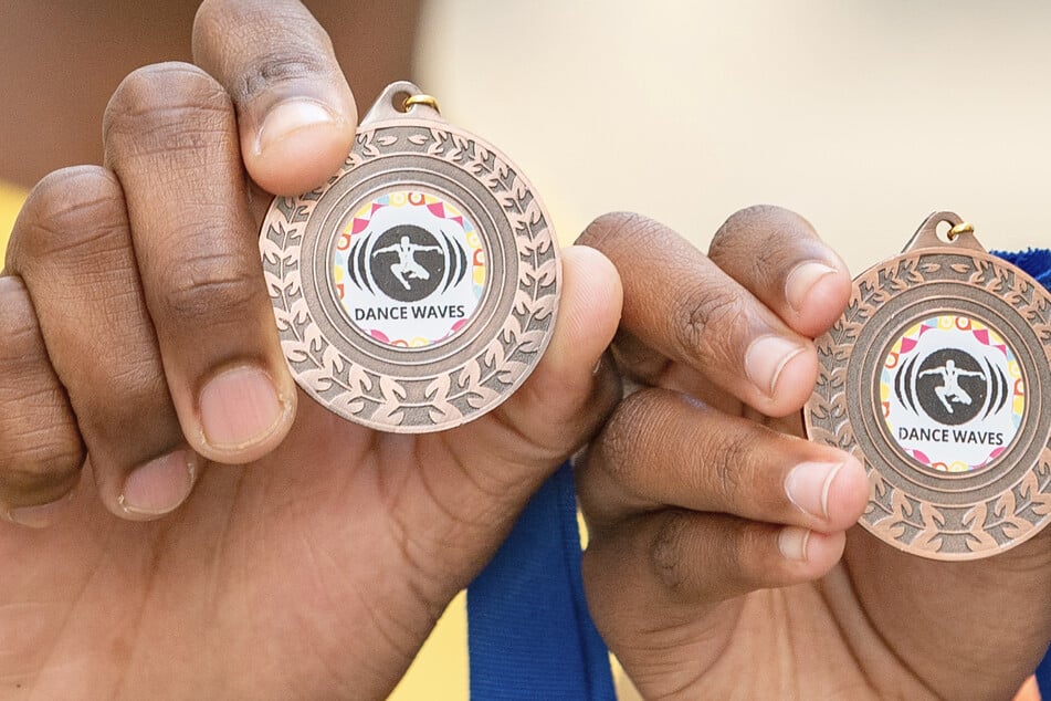 Landeten auf Anhieb auf einem respektablen siebten Platz: Sizo und Nkosi zeigen stolz ihre Medaillen von der Dance Waves Competition. Spenden für die teurer gewordene Tanzreise kann man über das Instagram-Profil bonanadance.