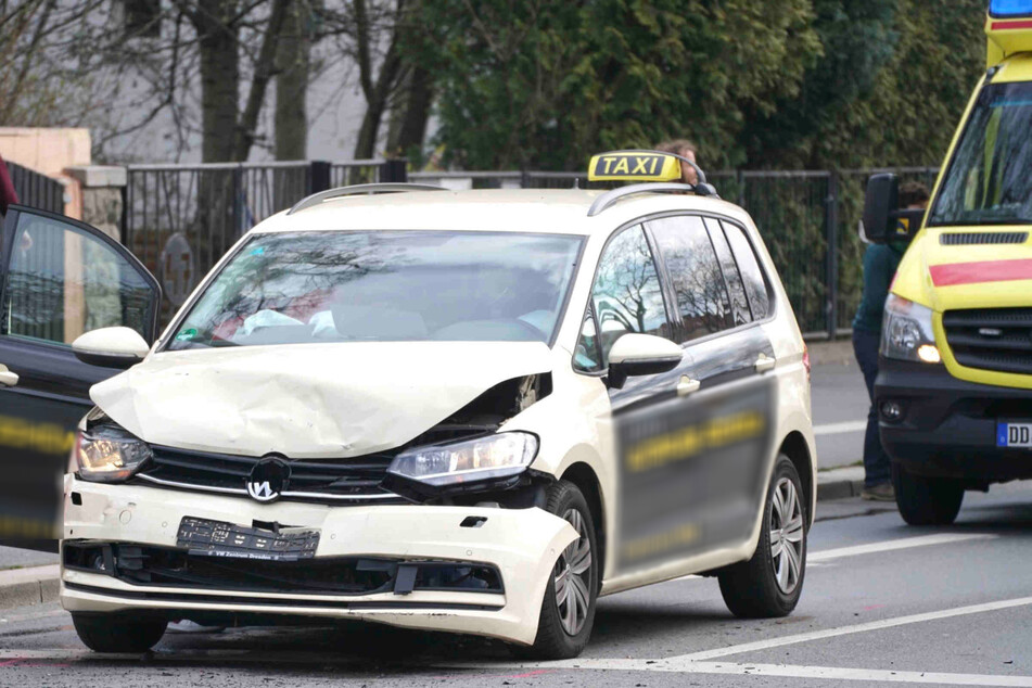 Das VW-Touran-Taxi wurde an der Front beschädigt.