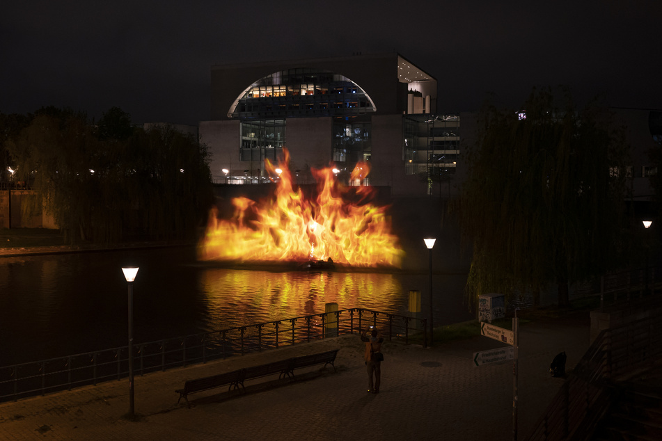 Sie projizierten ein Bild aus Flammen auf das Bundeskanzleramt.