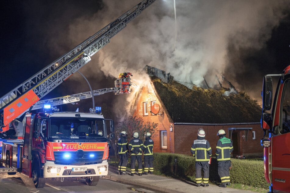 Die Feuerwehr kämpfte gegen das brennende Reetdach.
