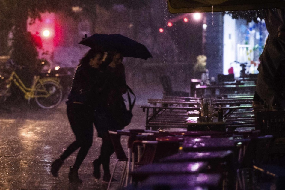 Vielerorts solle es in der Nacht zu Donnerstag zu Unwettern mit Starkregen kommen.