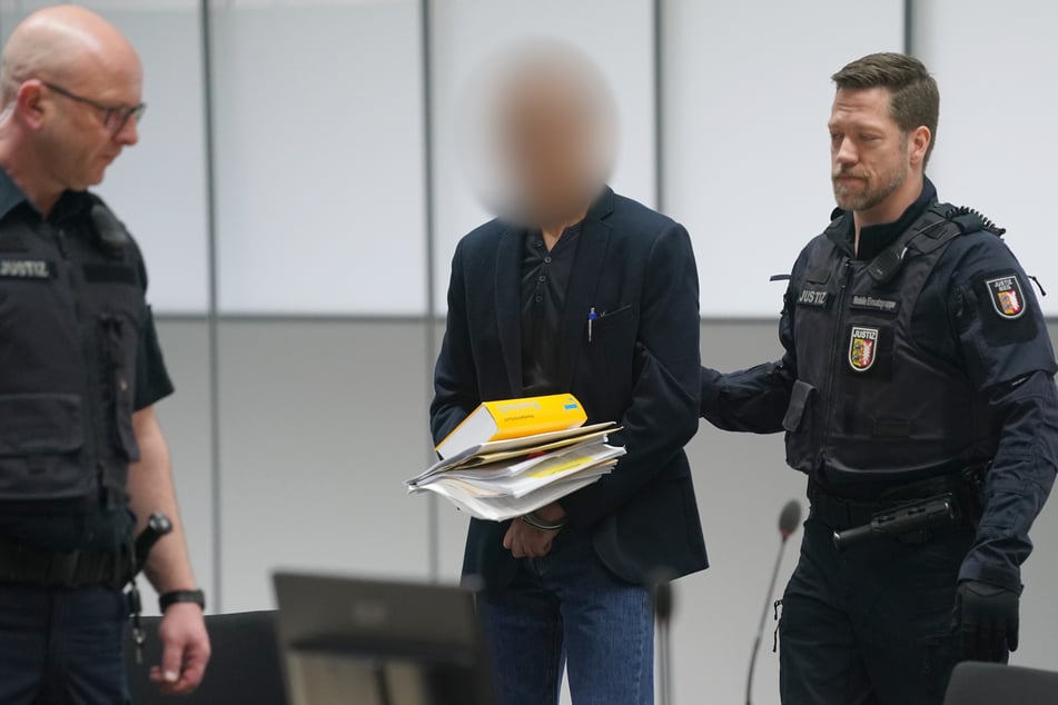 Der Angeklagte (55) soll seine Ehefrau in Chemnitz vergewaltigt und einige Monate später in Heide ermordet haben.
