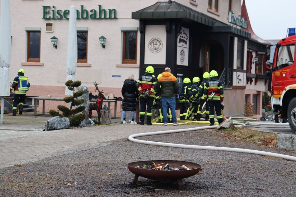 Zwei Häuser sind durch das Feuer unbewohnbar geworden.