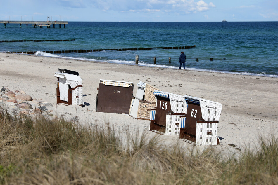 Die ersten Strandkörbe an der Ostsee stehen bereits.