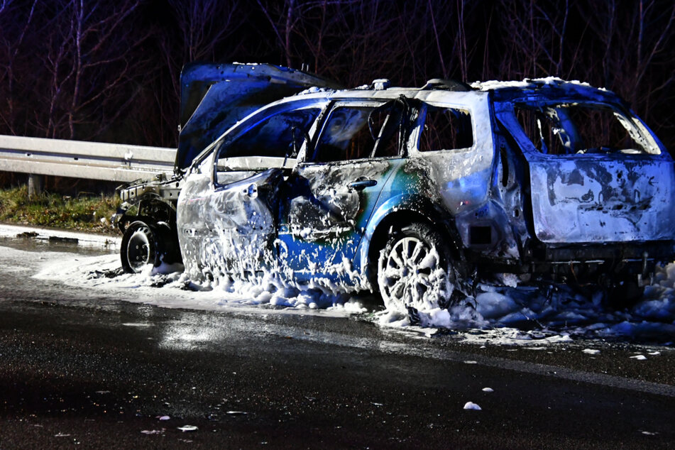 Unfall A1: Gaffer will brennendes Auto filmen und verursacht heftigen Unfall mit zwei Schwerverletzten