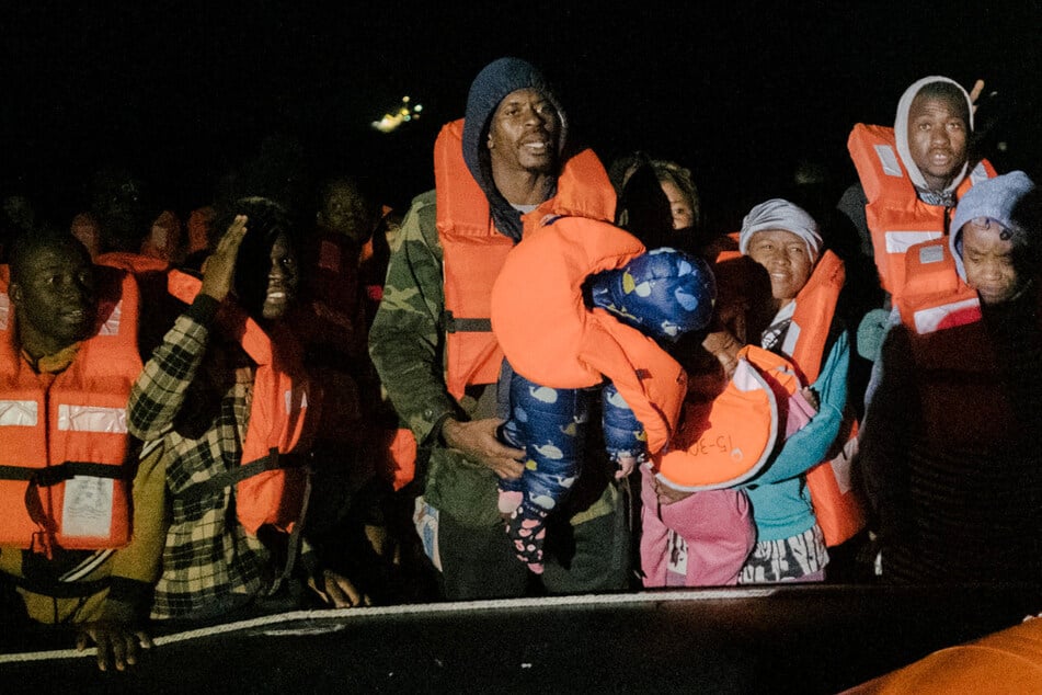 Deutsche Sea-Watch rettet fast 100 Migranten aus Seenot
