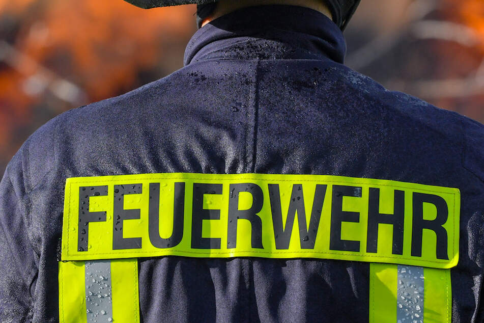 Zwei Autos standen in Flammen: Die Feuerwehren mussten am Sonntag zum Waldbad in Klingenthal ausrücken. (Symbolfoto)