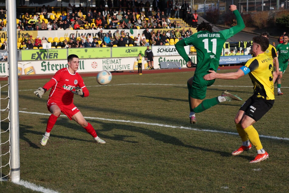 Elias Oke (2.v.l.) überwindet Plauens Ersatztorhüter Simon Schulze (l.) zum 1:0 für Chemie.