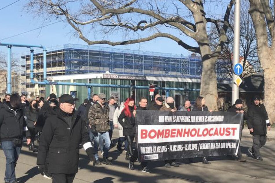Ein solches Transparent mit der Aufschrift "Bombenholocaust" soll bei den diesjährigen Protestzügen nicht zu sehen sein, kündigte Polizeipräsident Rodig an.