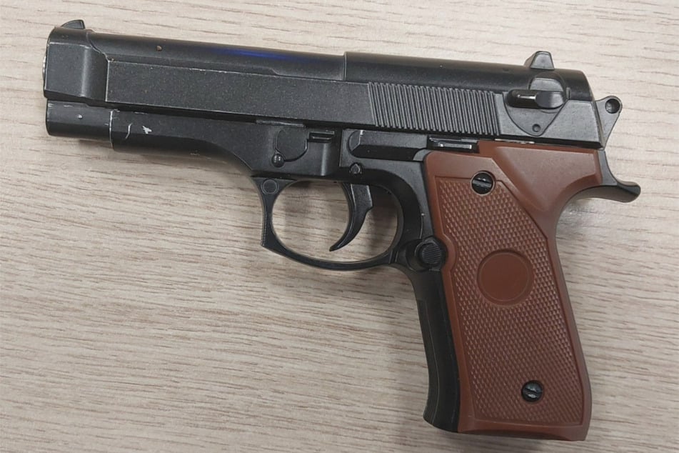 Diese Softairwaffe trug der 42-jährige Deutsche bei sich.