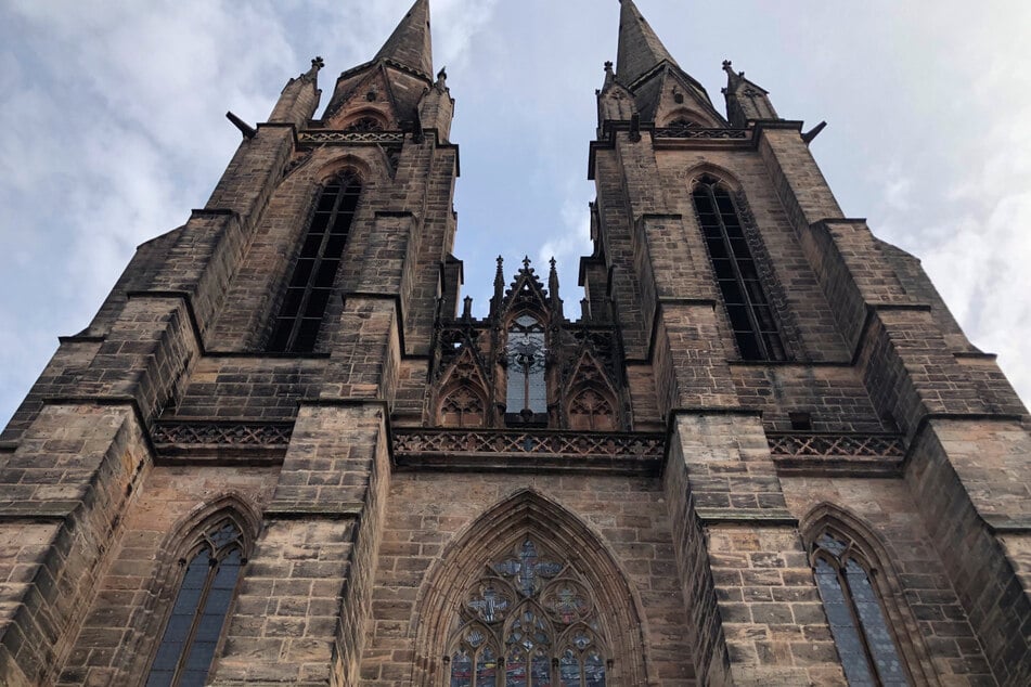 Aus dem Nistkasten in der Elisabethkirche in Marburg überträgt ein Livestream.