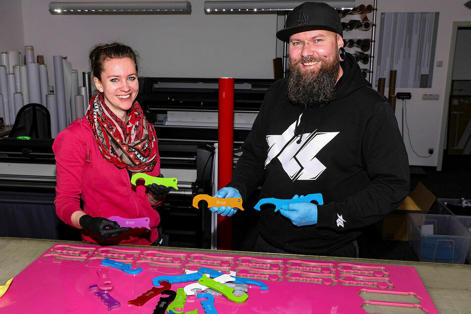 Helen Richter und Andreas Rösch (40) haben mit der Herstellung der kleinen Helfer jetzt wieder etwas zu tun.