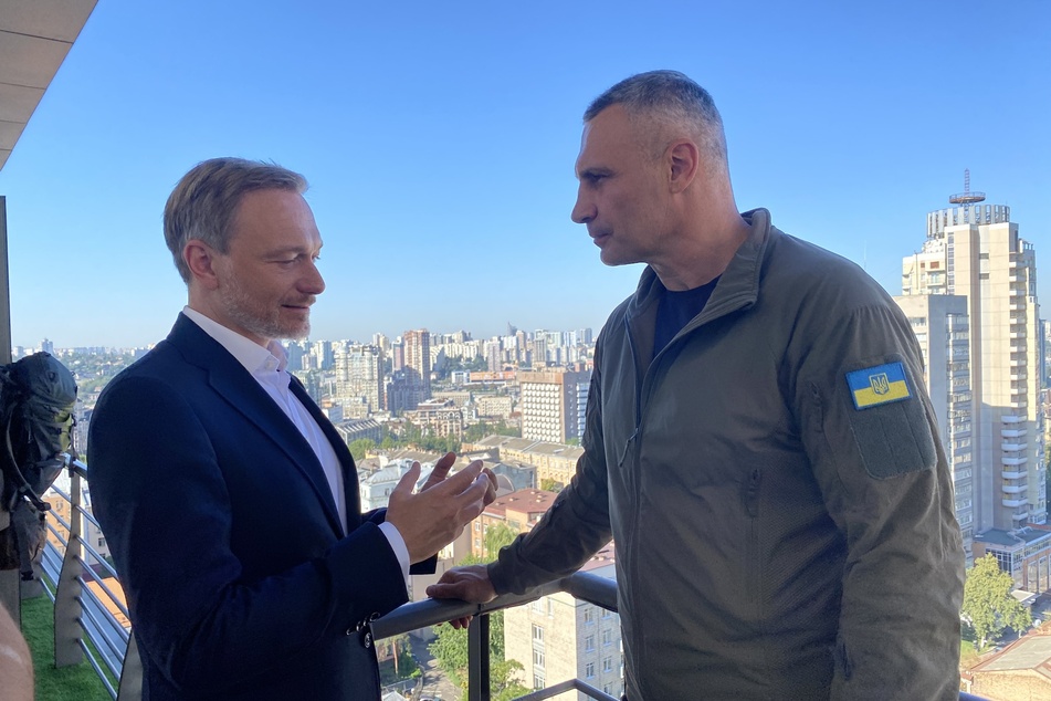 Christian Lindner (44, FDP) im Gespräch mit Vitali Klitschko (52,r), Bürgermeister von Kiew.
