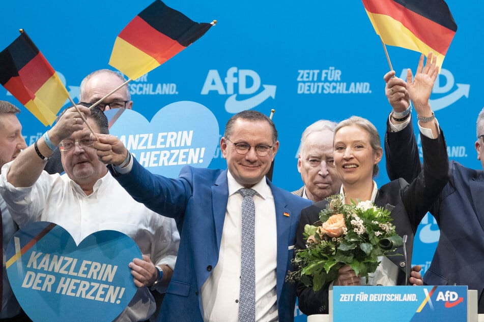 Bis Alice Weidel (45) am Parteitag eintraf und nach ihrer Wahl als Kanzlerkandidatin eine Deutschlandfahne schwenken konnte, verging einige Zeit. Die Versammlung ging später los.