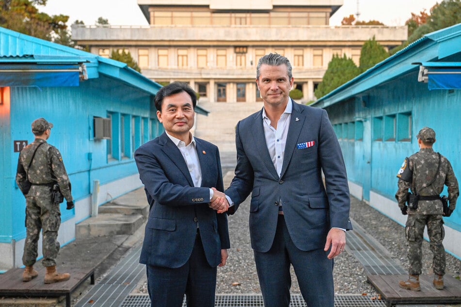 On Monday, Defense Secretary Pete Hegseth (r.) visited South Korea as the US makes plans to expand its military operations in Asia.