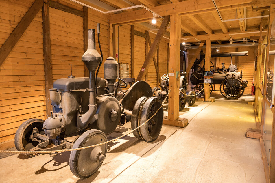 Auch ein Lanz-Ensemble von drei Erntefahrzeugen befindet sich im Freilichtmuseum Landwüst.