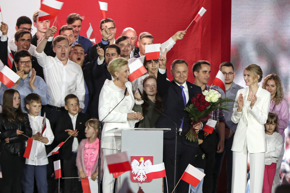 Andrzej Duda (48, Mi.re.), amtierender Präsident von Polen und Kandidat für das Amt des Präsidenten der PiS, neben seiner Frau Agata Kornhauser-Duda (Mi.li.) und Tochter Kinga (Mi.re).