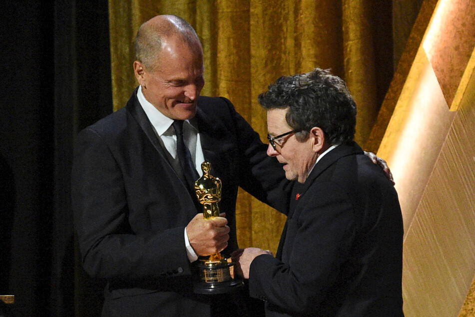 Woody Harrelson (61) überreicht Michael J. Fox (61) den Jean Hersholt Humanitarian Award.