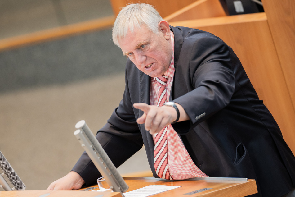 Karl-Josef Laumann (CDU), Gesundheitsminister von Nordrhein-Westfalen, spricht im Plenum des Landtags.
