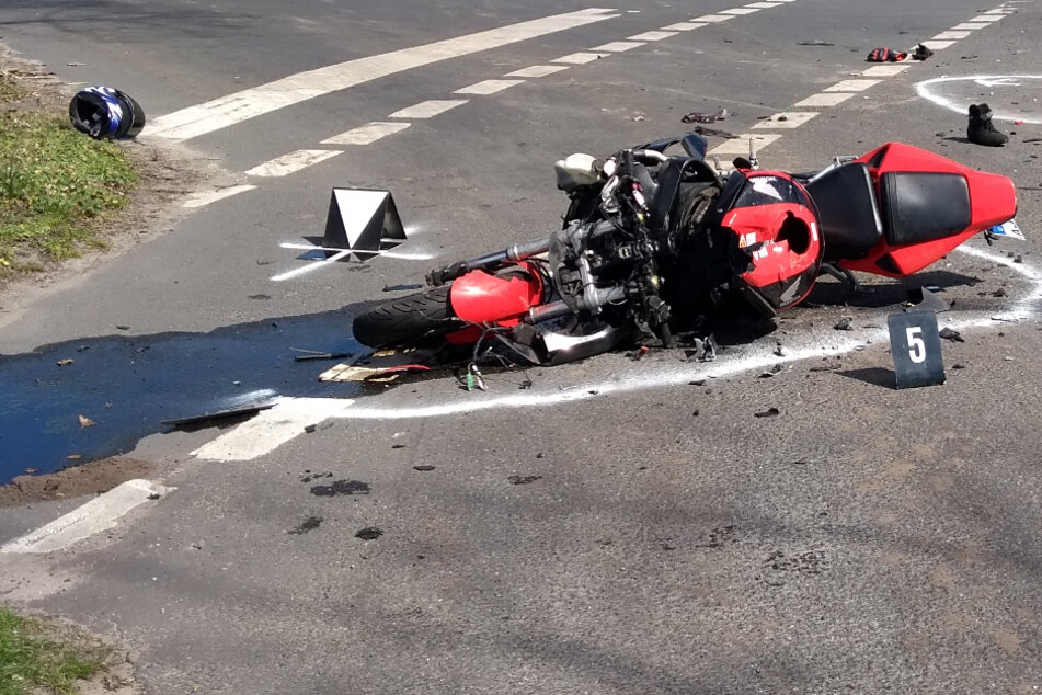 Das Motorrad liegt nach dem Unfall auf der Straße.