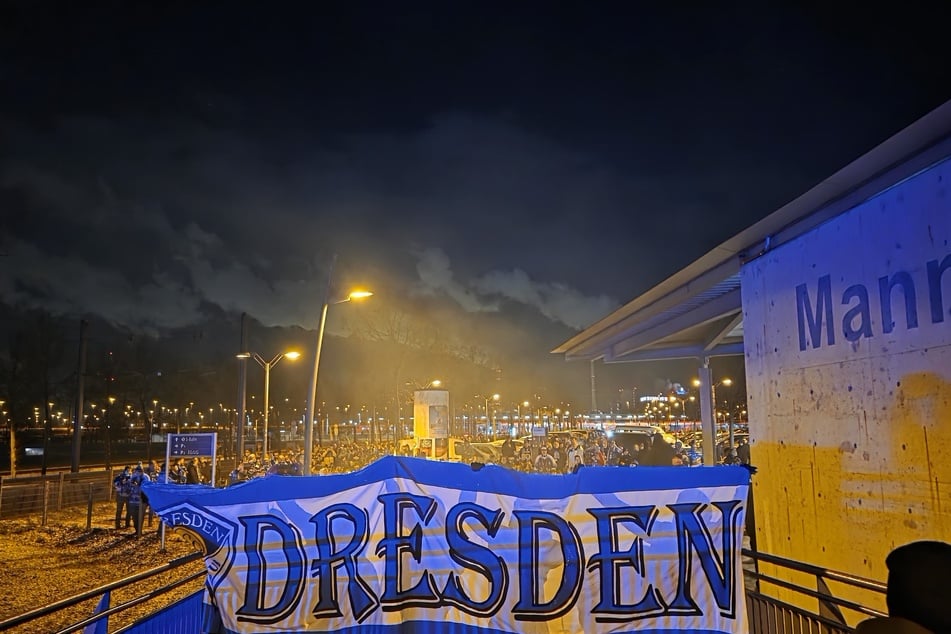 Per Fanmarsch ging's für die 600 Zugfahrer in die SAP Arena.