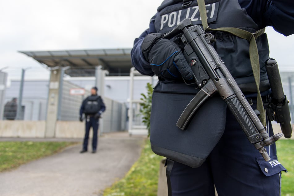 Vor dem Oberlandesgericht in Düsseldorf müssen sich zwei mutmaßliche IS-Terroristen verantworten. (Symbolbild)