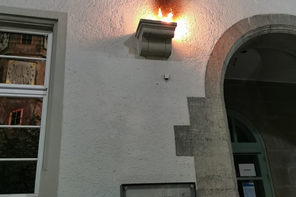 Die Täter verfehlten die israelische Flagge. Sie trafen stattdessen nur ein hervorgehobenes Baustück, ein sogenanntes Sims.