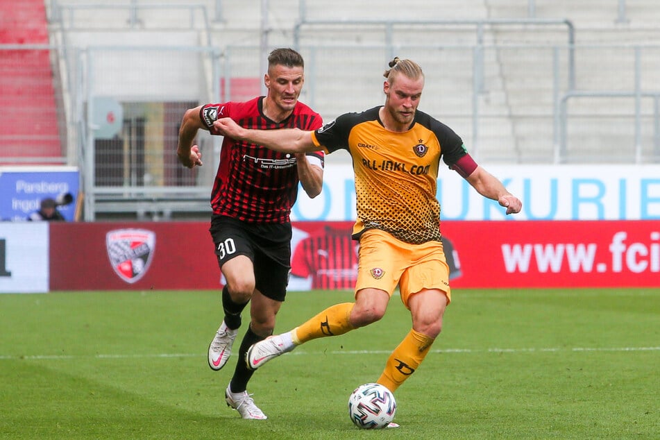 Vor seiner Rückkehr zu Dynamo spielte Stefan Kutschke (l., gegen Sebastian Mai) fünf Jahre für Ingolstadt. (Archivfoto)
