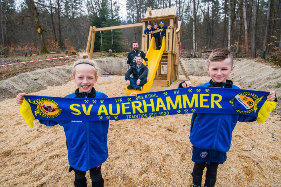 Maurice Detzner und Leon Pöche freuen sich über einen neuen Spielplatz am Sportplatz Auerhammer in Aue.
